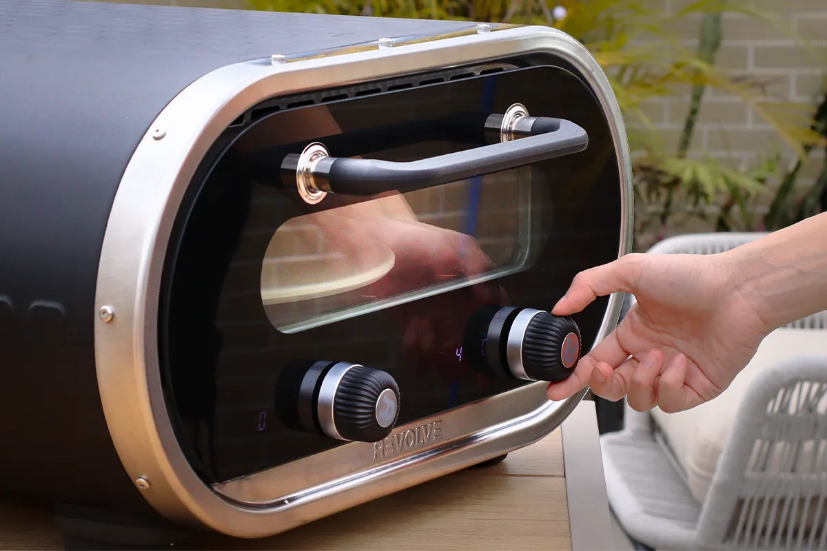 Revolve Elektro-Pizzaofen mit 33 cm großem automatischem Drehteller aus Cordierit - bis 450 °C für Indoor & Outdoor von Revolve