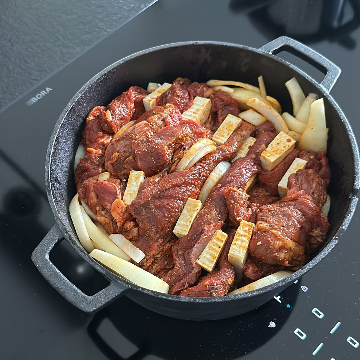 GUSSKÖNIG Dutch Oven - 2in1 Eingebrannter Gusseisen Topf 4,8L & Gusspfanne 1,8L von GUSSKÖNIG GUSSKÖNIG Dutch Oven - 2in1 Eingebrannter Gusseisen Topf 4,8L & Gusspfanne 1,8L von GUSSKÖNIG