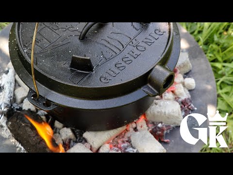 GUSSKÖNIG 9 Liter Dutch Oven Set ohne Füße | Eingebrannter Feuertopf | 2in1 Deckelheber | Bürste